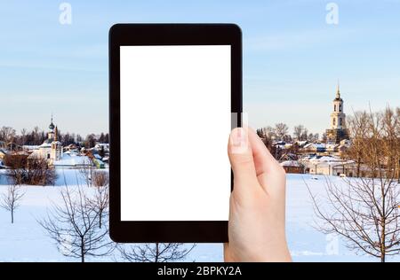Travel Concept - touristische Fotografien von stadtbild von Suzdal Stadt mit alten Kirchen im Winter in Wladimir oblast Russland auf dem Smartphone mit Ausschnitt sc Stockfoto