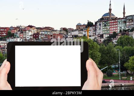 Travel Concept - touristische Fotografien von Fatih Bezirk in Istanbul in der Türkei im Frühjahr abends auf dem Smartphone mit leeren Ausschnitt Bildschirm mit leeren Stockfoto