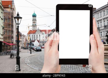 Travel Concept - touristische Fotografien der Maximilianstraße und Blick auf Basilika SS Ulrich und St. Afra in Augsburg, Stadt in Deutschland auf dem Smartphone mit Em Stockfoto