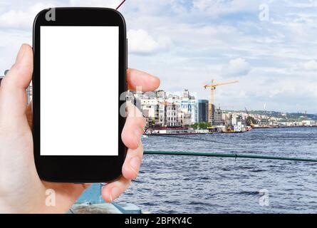 Travel Concept - touristische Fotografien der Fischer auf der Galata Brücke in Istanbul in der Türkei auf dem Smartphone mit leeren Ausschnitt Bildschirm mit leeren Platz Stockfoto