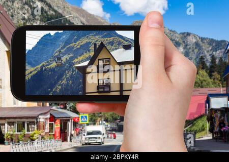 Travel Concept - touristische Fotos Haus auf der Straße in Dombay Resort Village in Teberda Naturschutzgebiet im Nordkaukasus Karachay-Cherkessia Region o Stockfoto