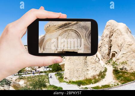 Travel Concept - touristische Fotografien von outdoor Dekor alte Höhle Kirche in der Nähe von Göreme in Kappadokien Region auf dem Smartphone in der Türkei im Frühjahr Stockfoto