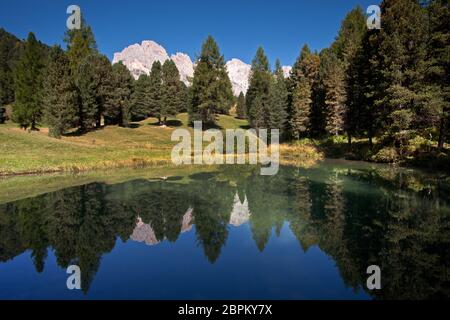 Kleiner See im Naturpark Puez-Geisler mit Reflexionen Stockfoto