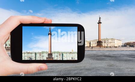 Travel Concept - touristische Fotos Alexander Spalte und Winter Palace am Schlossplatz in Sankt Petersburg Stadt in Russland auf dem Smartphone im Frühjahr Stockfoto