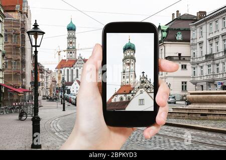 Travel Concept - touristische Fotografien der Türme von St. Ulrich und St. Afra Kirche in der Stadt Augsburg in Deutschland auf dem Smartphone Stockfoto