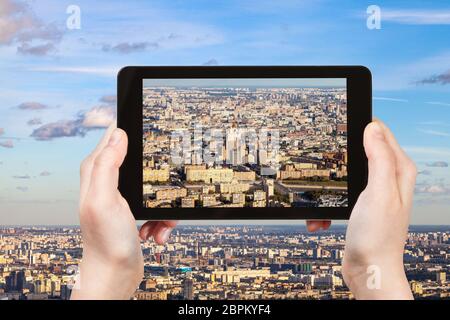 Travel Concept - touristische Fotografien der Osten und Südwesten der Stadt Moskau von der Aussichtsplattform im Herbst auf dem Smartphone in Russland Stockfoto