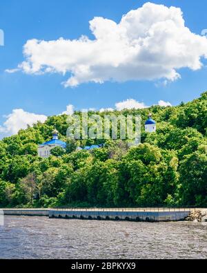 Schöne und Weiße Makary Kloster im Küstenwald. Stockfoto