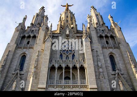 Ansicht von unten der Kirche des Heiligen Herzens Jesu, auf dem Gipfel des Berges Tibidabo in Barcelona, Katalonien, Spanien Stockfoto