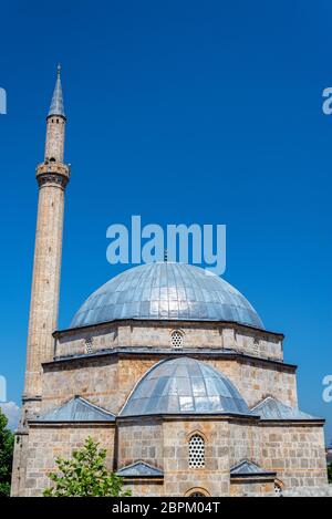 Schöne osmanische Architektur des Sinan Pascha Moschee mit einem blauen Himmel in Prizren, Kosovo Stockfoto