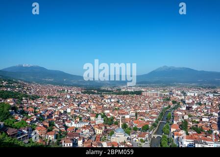 Schöne Stadtbild Blick von Prizren, Kosovo mit den Albanischen Alpen im Hintergrund steigende Stockfoto