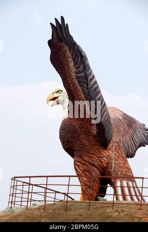 Statue von Jatayu auf Rock bei Jatayu Themenpark in Lepakshi, Andhra Pradesh, Indien, Asien Stockfoto