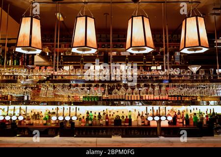 Wide Angle Shot von einem Restaurant Innenraum der Tresen und Regalen der Alkohol hinter der Bar. Stockfoto