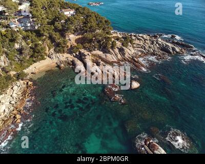 Drone Bild über die Costa Brava an der Küste in der Nähe des kleinen Dorfes Sant Antoni de Calonge Spanien, Torre Valentina Buchten Stockfoto