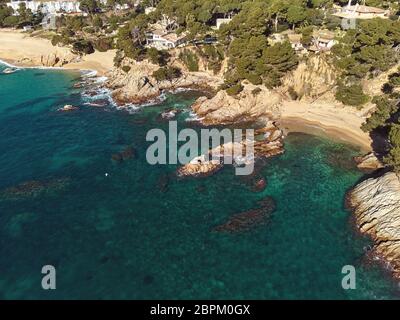 Drone Bild über die Costa Brava an der Küste in der Nähe des kleinen Dorfes Sant Antoni de Calonge Spanien, Torre Valentina Buchten Stockfoto