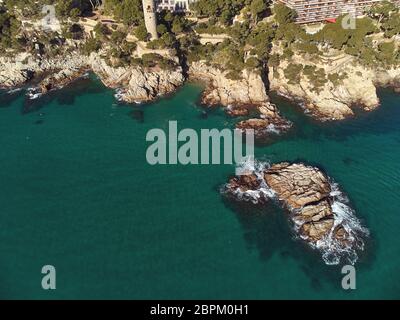 Drone Bild über die Costa Brava an der Küste in der Nähe des kleinen Dorfes Sant Antoni de Calonge Spanien, Torre Valentina Buchten Stockfoto