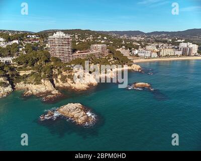 Drone Bild über die Costa Brava an der Küste in der Nähe des kleinen Dorfes Sant Antoni de Calonge Spanien, Torre Valentina Buchten Stockfoto