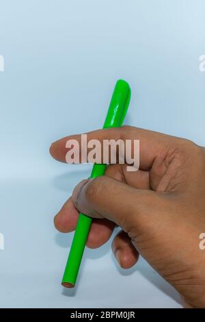 Nahaufnahme der Hand, die einen Stift trägt. Beliebte Geste der Kommunikation im Geschäft oder im täglichen Leben. Stockfoto