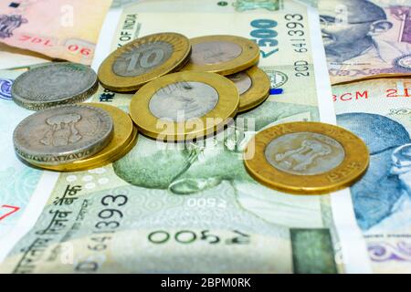 Stapel der Währung Indische Rupie in Banknoten und Münzen in den verschiedenen Konfessionen. Sparen Sie das Geld für die Zukunft. d alte Münzen. Sparen Sie Geld und Konto Finanzierung Stockfoto