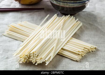Raw Udon-nudeln am Küchentisch. Stockfoto