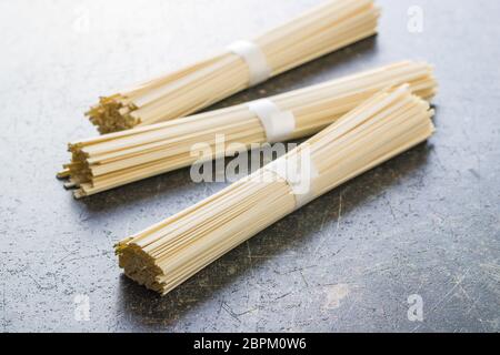 Raw Udon-nudeln auf alten Küchentisch. Stockfoto