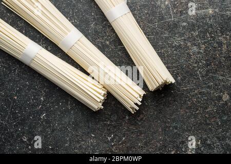 Raw Udon-nudeln auf alten Küchentisch. Ansicht von oben. Stockfoto