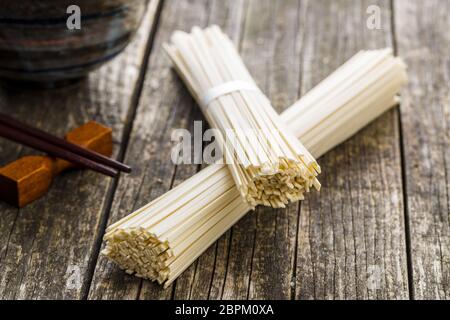 Raw Udon-nudeln auf alten Holztisch. Stockfoto