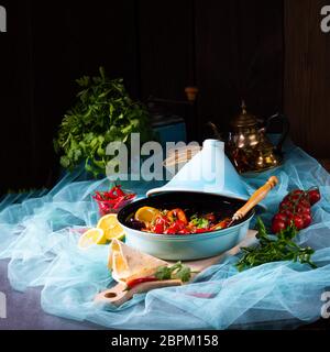 Lecker würziges Rindfleisch mit verschiedenen Gemüse in der Tajine zubereitet Stockfoto