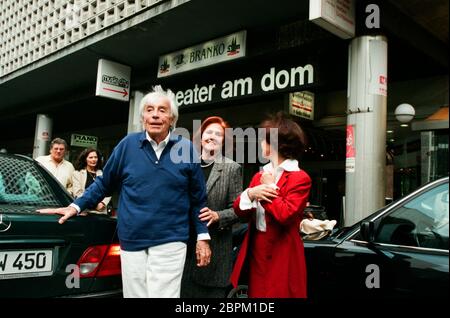 Johannes Heesters - Theater am Dom - 26.04.1999 - Johannes Heesters (links) und Frau Simone Rethel-Heesters (rechts) // Theater am Dom Köln // 26.04.1999 Stockfoto