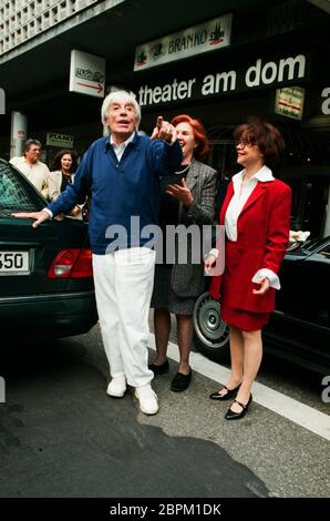 Johannes Heesters - Theater am Dom - 26.04.1999 - Johannes Heesters (links) und Frau Simone Rethel-Heesters (rechts) // Theater am Dom Köln // 26.04.1999 Stockfoto