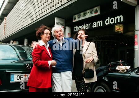 Johannes Heesters - Theater am Dom - 26.04.1999 - Johannes Heesters (Mitte) und Frau Simone Rethel-Heesters (links) // Theater am Dom Köln // 26.04.1999 Stockfoto