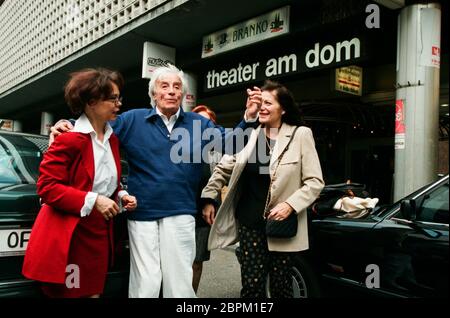 Johannes Heesters - Theater am Dom - 26.04.1999 - Johannes Heesters (Mitte) und Frau Simone Rethel-Heesters (links) // Theater am Dom Köln // 26.04.1999 Stockfoto