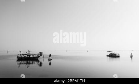 Fischerboote in Po River Lagoon, Italien. Italienische Landschaft. Minimal wasser Panorama. Bild digital geändert Stockfoto