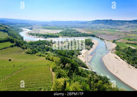 Blick auf den Fluss Tanaro. Weinberge von Langhe Region, Italien Landwirtschaft. UNESCO-Weltkulturerbe Stockfoto