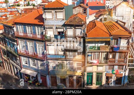 Häuser Ensemble mit den typischen Azulejo Keramikfliesen in der Altstadt Ribeira von Porto Stockfoto