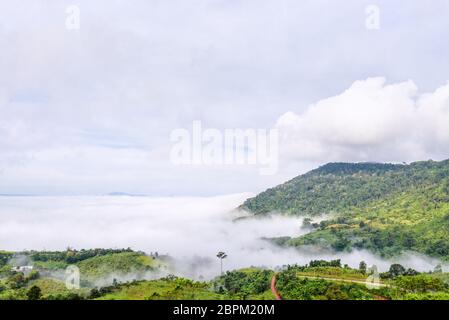 Schöne Natur Landschaft Nebel im Tal und den grünen Berg an der hohen Winkel Aussichtspunkt. Die berühmten Sehenswürdigkeiten in Khao Kho Bezirk, Phet Stockfoto