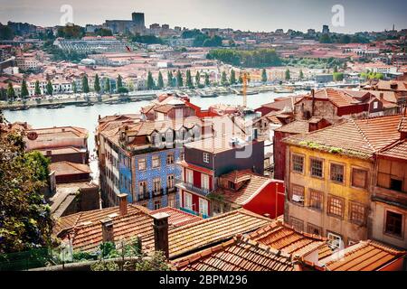 Blick auf die Häuser der Altstadt Foz Velha von Porto, den Fluss Douro und die Portweinlager am anderen Flussufer im Bezirk Gaia Stockfoto