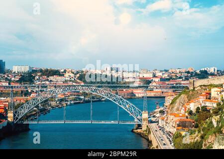 Die Eiserne Brücke Ponte Dom Luís I über den Fluss Douro in Porto mit Blick auf den Stadtteil Gaia, wo Portweinlager befinden Stockfoto