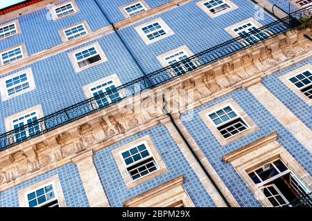 Nahaufnahme einer historischen Gebäudefassade in der Altstadt von Porto mit den typischen blauen Azulejo Keramikfliesen, diagonaler Ausschnitt Stockfoto