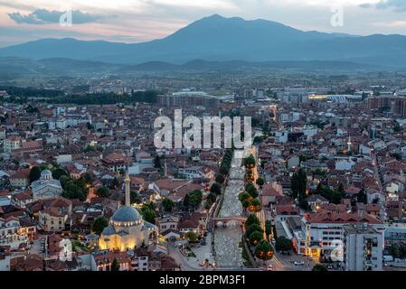 Schöne Stadtbild Blick von Prizren, Kosovo kurz nach Sonnenuntergang mit Sinan Pascha Moschee auf der Unterseite, links Stockfoto