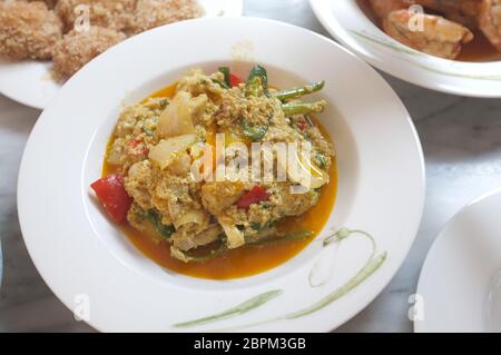 Stir-Fried Meer Krabben mit Curry Sauce, Kokosmilch und Eier oder Krabben mit Curry, thailändische Küche Stockfoto