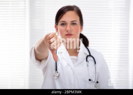 Traurig Ärztin, Daumen nach unten Anmelden Klinik Stockfoto