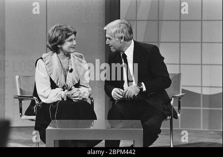 ARD-Spielshow auf los gehts los - 15.01.1983 - die österreichische-schweizerische Schauspielerin Maria Schell und Show-Moderator und Entertainer sowie Schauspieler Joachim Fuchsberger (Joachim (Blacky) Fuchsberger) (v. l. n. r. ) // ARD-Spielshow auf los gehts los // 15.01.1983 Stockfoto