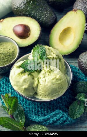 Vegan Avacado Eis mit frischer Minze und Matcha Pulver Stockfoto