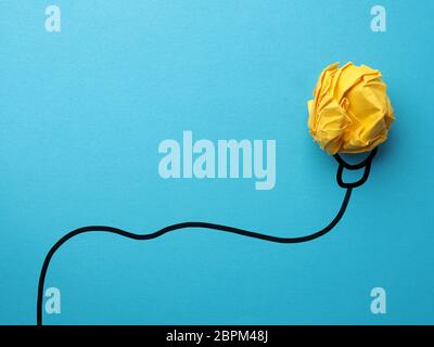 Kreativität Konzept mit Zerknitterten gelbes Papier Stockfoto