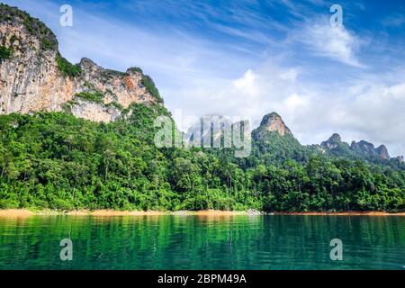 Cheow Lan Lake Kalkfelsen, Khao Sok Nationalpark, Thailand Stockfoto