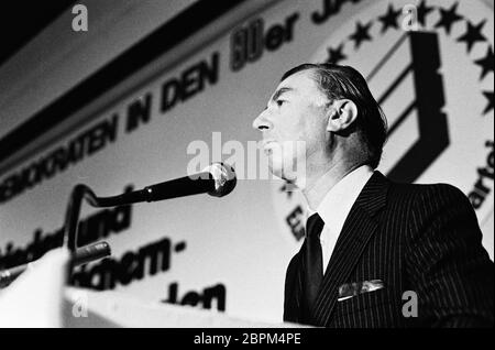 3. Kongress der EVP - 80er Jahre - auf dem Bild ist Leo Tindemans auf 3. EVP in the 80ern to sehen. Stockfoto