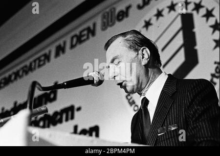 3. Kongress der EVP - 80er Jahre - auf dem Bild ist Leo Tindemans auf 3. EVP in the 80ern to sehen. Stockfoto