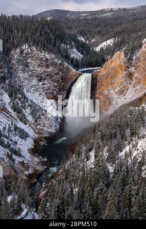 WY04401-00...WYOMING - die Lower Falls im Grand Canyon des Yellowstone River im Yellowstone National Park. Stockfoto
