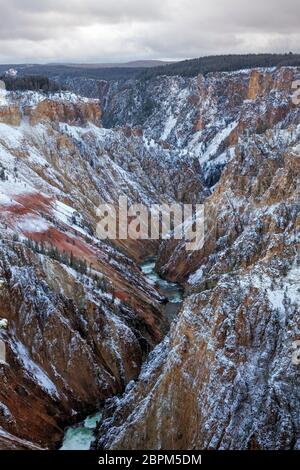 WY04405-00...WYOMING - farbenfrohe Wände des Grand Canyon des Yellowstone River an einem bewölkten Tag im Yellowstone National Park. Stockfoto