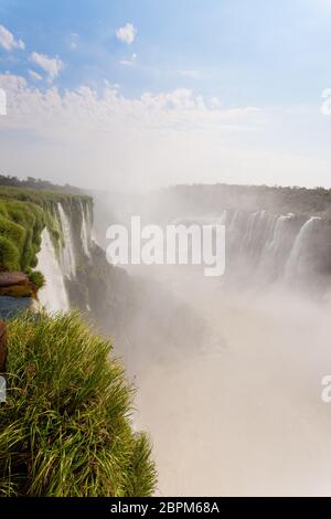 Landschaft von Iguazu fällt Nationalpark, Argentinien. UNESCO-Welterbe. Abenteuerreisen in Südamerika Stockfoto